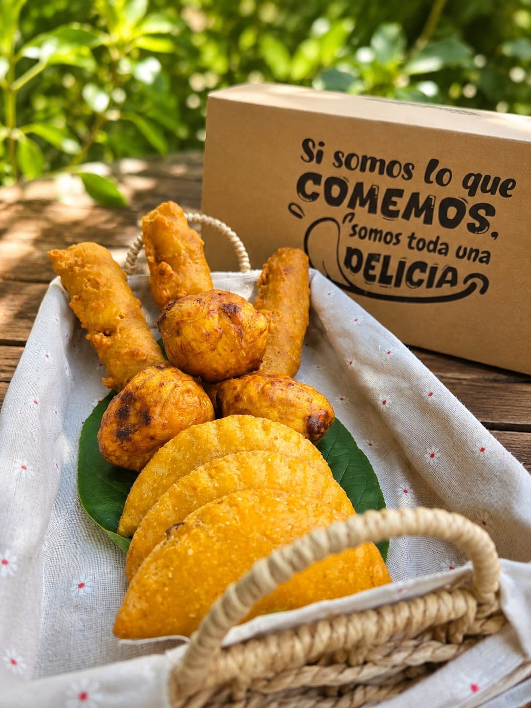 Canasta con productos Delifresco: empanadas, papa rellena y dedos de queso recién fritos